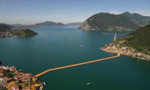 它是意大利最文藝的浮橋，由藝術家所造！