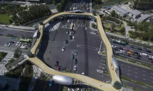 交通功能融合一體的生態天橋——慶新天橋